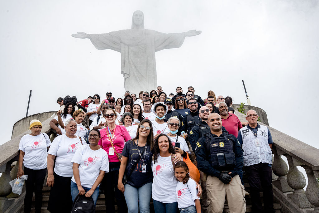 Pacientes oncológicos do INCA em visita ao Cristo Redentor durante passeio do projeto Cultura e Lazer em parceria com a PRF.